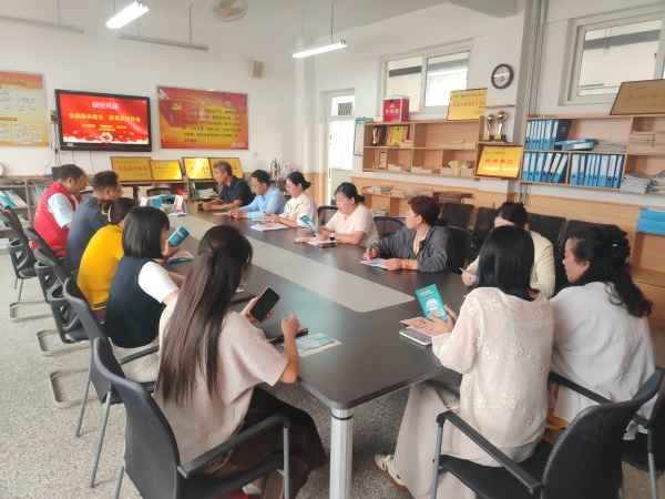 情暖教师节 金融送校园——烟台农商银行福山区门楼支行开展教师节慰问暨金融知识进校园活动