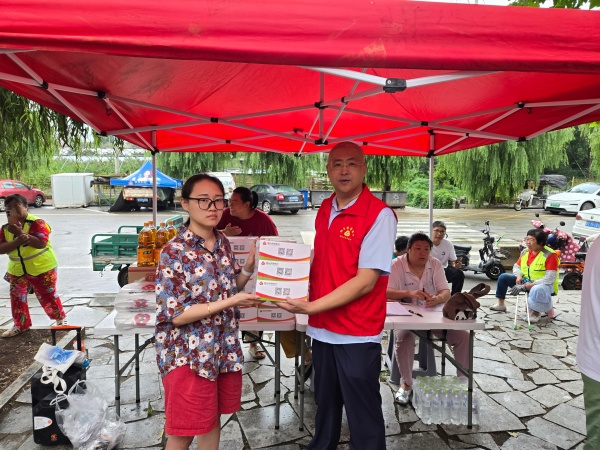 把普惠服务服务送到家门口——烟台农商银行福山区东厅支行党支部开展金融服务进社区活动