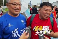 烟威好友因齐鲁超赛重逢！今晚，齐鲁超赛烟台队主场迎战威海队比赛前，在烟台球迷迎接威海球迷的队伍中，一对八九年未见的烟威老友意外重逢。