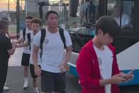 烟台队抵达体育公园体育场。今晚7:30，2026恒丰银行齐鲁超赛常规赛烟台队VS威海队在烟台体育公园体育场开赛。