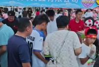 吃吃喝喝看球赛！齐鲁超赛第二现场，市民休闲观赛两不误。今晚7:30，2026恒丰银行齐鲁超赛常规赛烟台队VS威海队在烟台体育公园体育场开赛。