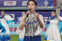 今晚，齐鲁超赛“烟威战”比赛前，烟威两地联手表演的歌伴舞《闯海》亮相烟台体育公园体育场。