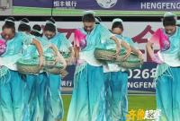今晚，在齐鲁超赛烟台队主场场地烟台体育公园体育场，烟台市文化馆舞蹈团原创广场舞《渔满仓》亮相。
