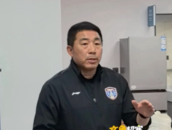 烟台夺齐鲁超赛主场九连胜！赛后，烟台队主教练黄宏毅寄语队员