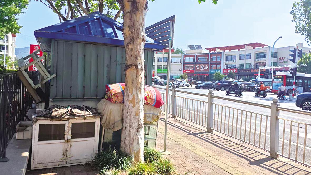 废弃板房“蜗”在街头3年 居民：里面堆满杂物，暗藏隐患