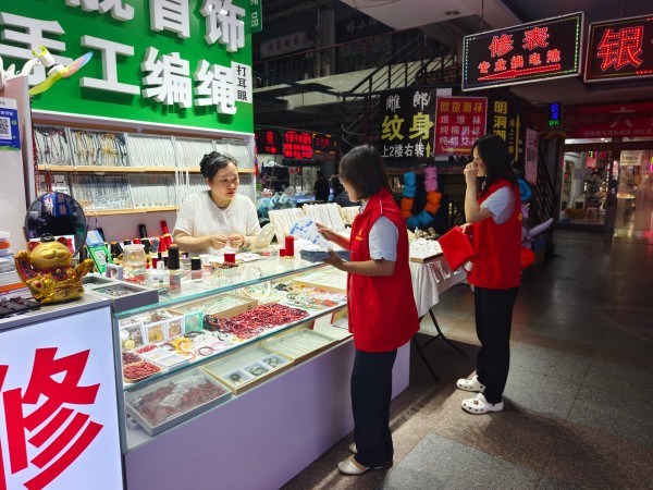 烟台农商银行开发区支行综合服务部党支部开展“党建共建进市场 金融服务惠民生”主题党日活动