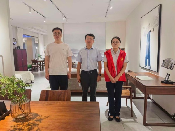 烟台农商银行开发区华山支行党支部开展“党建共建强根基 反洗钱宣传进商铺”主题党日活动