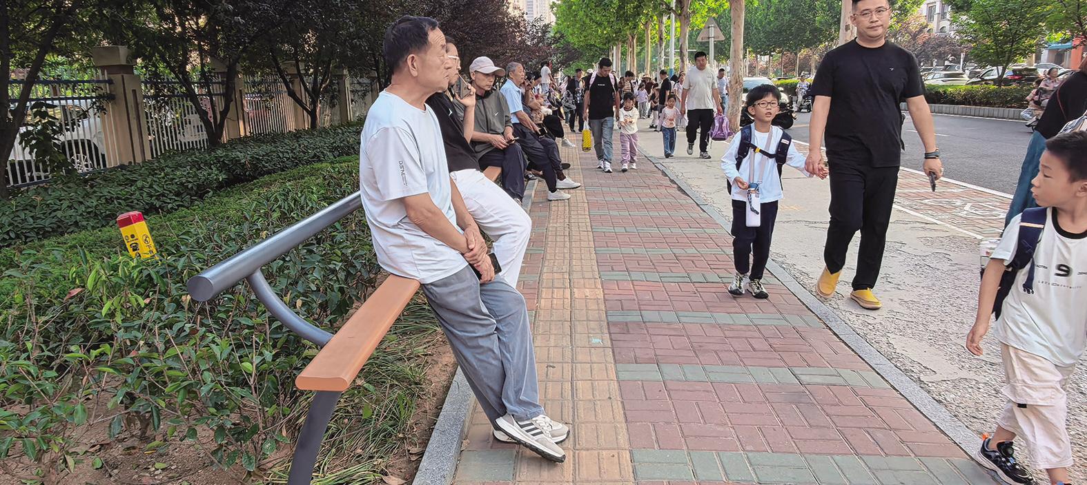 港城五所学校加装“一根杆”便民长椅