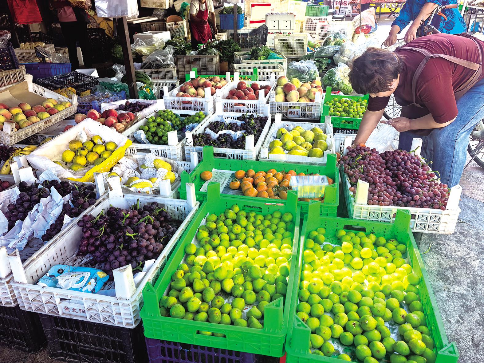 蔬果鲜美海鲜肥 节前市场供应货足价稳